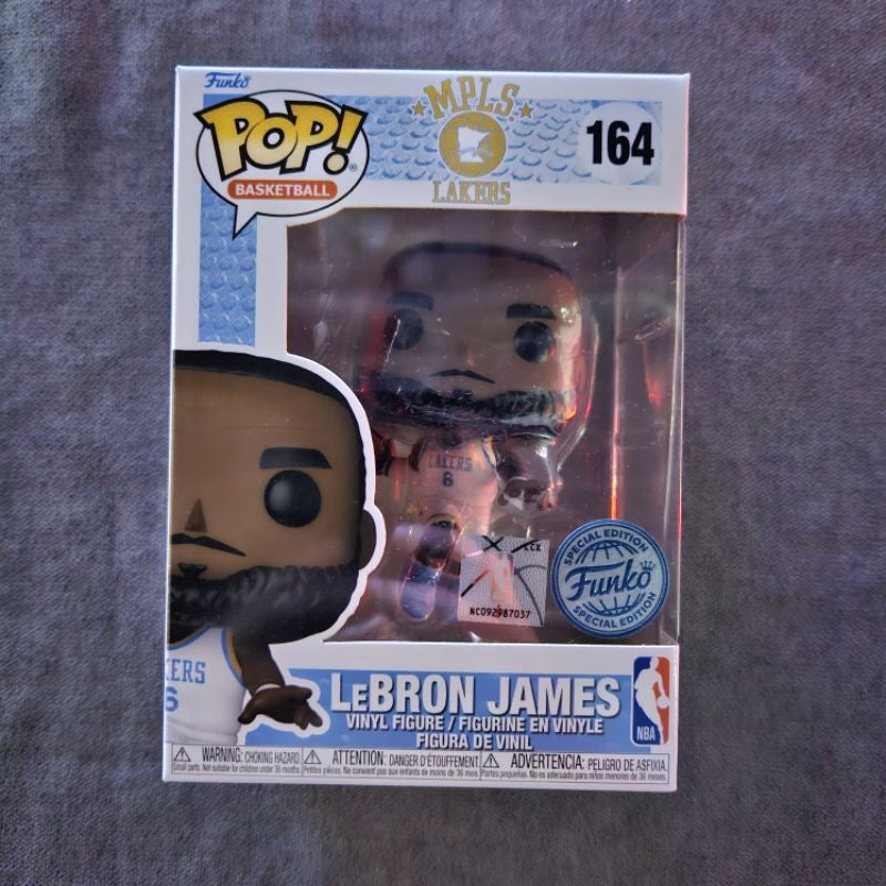 On hand Lebron James MPLS Jersey Special Edition Funko Pop!